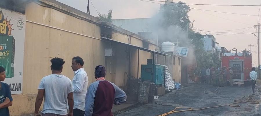 <p>फुलेवाडी रिंग रोडवरील सुपर बाजारला भीषण आग; लाखो रुपयांचे नुकसान</p>
