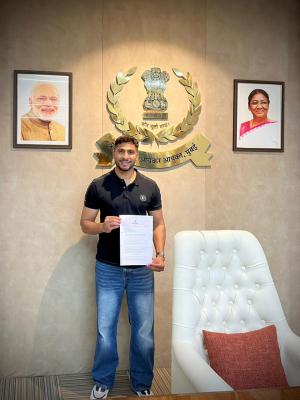 <p>कोल्हापूरचा सुपुत्र, आंतरराष्ट्रीय फुटबॉलपटू अनिकेत अनिल जाधव यांची आयकर विभाग, मुंबई येथे निवड...!&nbsp;</p>
