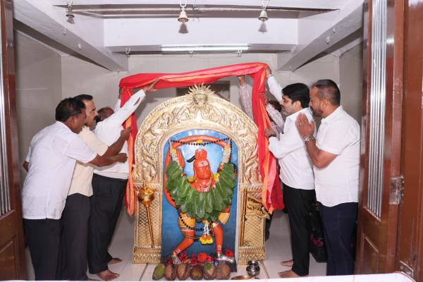 <p>कसबा बावडा येथील ग्रामदैवत हनुमान मंदिरात नवीन प्रभावळीचे लोकार्पण</p>
