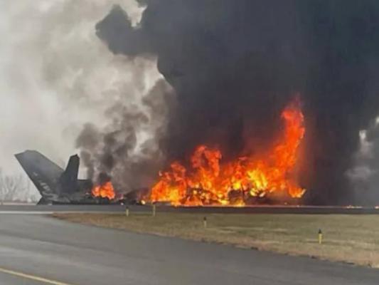 <p>अमेरिकेत मोठी दुर्घटना...क्षणार्धात सात जणांचा जागीच मृत्यू&nbsp;&nbsp;</p>
